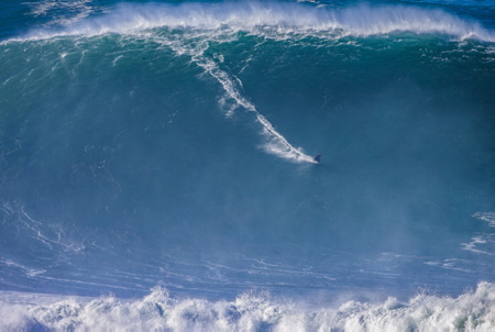 Sebastian Steudtner allemand de la Bavière (37ans) ans) a surfé sur la vague la plus haute jamais chevauchée par un être humain. La mesure officielle et lanalyse des données a duré longtemps mais c'est officialisé, la vague monstre qua vaincue Steudtner le 29 octobre 2020 dans le village de pêcheurs portugais Nazaré faisait 86 pieds de haut, soit 26,21 mètres.
German Sebastian Steudtner from Bavaria (37) surfed the highest wave ever ridden by a human being. The official measurement and analysis of the data took a long time but it's official, the monster wave that Steudtner defeated on October 29, 2020 in the Portuguese fishing village Nazaré was 86 feet high, or 26.21 meters.
Portugal, Nazaré, Leiria, Estremadura,Europe.
