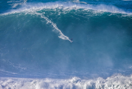 Sebastian Steudtner allemand de la Bavière (37ans) ans) a surfé sur la vague la plus haute jamais chevauchée par un être humain. La mesure officielle et lanalyse des données a duré longtemps mais c'est officialisé, la vague monstre qua vaincue Steudtner le 29 octobre 2020 dans le village de pêcheurs portugais Nazaré faisait 86 pieds de haut, soit 26,21 mètres.
German Sebastian Steudtner from Bavaria (37) surfed the highest wave ever ridden by a human being. The official measurement and analysis of the data took a long time but it's official, the monster wave that Steudtner defeated on October 29, 2020 in the Portuguese fishing village Nazaré was 86 feet high, or 26.21 meters.
Portugal, Nazaré, Leiria, Estremadura,Europe.