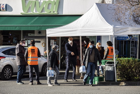 Bénévoles en place pour la réception des denrées alimentaires, pour la collecte annuelle de la Banque Alimentaire, ici devant un magasin VIVAL à Ahetze au Pays basque. Cette année, une récolte de 663 Kg soit l'équivalent de 1300 repas pour cette première édition dans ce village basque. Action de la Banque Alimantaire à Ahetze au Pays basque. Banque Alimentaire de Bayonne et du Pays basque. C'est une chaîne de solidarité unique à l'initiative de Bernard Dandrel lancée en 1984.
Volunteers in place for the reception of foodstuffs, for the annual collection of the Food Bank, here in front of a VIVAL store in Ahetze in the Basque Country. This year, a harvest of 663 kg is the equivalent of 1300 meals for this first edition in this Basque village. Action of the Food Bank in Ahetze in the Basque Country. Food Bank of Bayonne and the Basque Country. It is a unique solidarity chain at the initiative of Bernard Dandrel, launched in 1984.
Ahetze, Pays Basque, Nouvelle Aquitaine, New Aquitaine, Basque Country, Pyrénées Atlantiques, Sud Ouest, France, Europe.