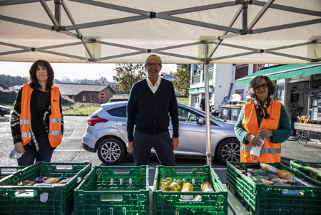 De G à D Gaëlle Chargois conseillère municipale d'Ahetze, Jean-Luc Lesure Vice Président de la Banque Alimentaire de Bayonne et du Pays basque et Isabelle Elissalde. Bénévoles en place pour la réception des denrées alimentaires, pour la collecte annuelle de la Banque Alimentaire, ici devant un magasin VIVAL à Ahetze au Pays basque. Cette année, une récolte de 663 Kg soit l'équivalent de 1300 repas pour cette première édition dans ce village basque. Action de la Banque Alimantaire à Ahetze au Pays basque. Banque Alimentaire de Bayonne et du Pays basque. C'est une chaîne de solidarité unique à l'initiative de Bernard Dandrel lancée en 1984.
From L to D Gaëlle Chargois municipal councilor of Ahetze, Jean-Luc Lesure Vice President of the Food Bank of Bayonne and the Basque Country and Isabelle Elissalde. Volunteers in place for the reception of foodstuffs, for the annual collection of the Food Bank, here in front of a VIVAL store in Ahetze in the Basque Country. This year, a harvest of 663 kg is the equivalent of 1300 meals for this first edition in this Basque village. Action of the Food Bank in Ahetze in the Basque Country. Food Bank of Bayonne and the Basque Country. It is a unique solidarity chain at the initiative of Bernard Dandrel, launched in 1984.
Ahetze, Pays Basque, Nouvelle Aquitaine, New Aquitaine, Basque Country, Pyrénées Atlantiques, Sud Ouest, France, Europe.
