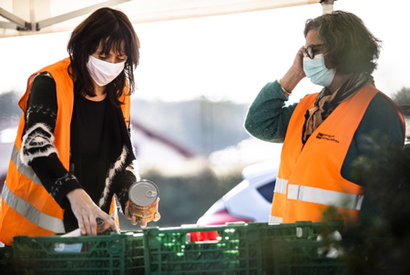 Bénévoles en place pour la réception des denrées alimentaires, pour la collecte annuelle de la Banque Alimentaire, ici devant un magasin VIVAL à Ahetze au Pays basque. Cette année, une récolte de 663 Kg soit l'équivalent de 1300 repas pour cette première édition dans ce village basque. Action de la Banque Alimantaire à Ahetze au Pays basque. Banque Alimentaire de Bayonne et du Pays basque. C'est une chaîne de solidarité unique à l'initiative de Bernard Dandrel lancée en 1984.
Volunteers in place for the reception of foodstuffs, for the annual collection of the Food Bank, here in front of a VIVAL store in Ahetze in the Basque Country. This year, a harvest of 663 kg is the equivalent of 1300 meals for this first edition in this Basque village. Action of the Food Bank in Ahetze in the Basque Country. Food Bank of Bayonne and the Basque Country. It is a unique solidarity chain at the initiative of Bernard Dandrel, launched in 1984.
Ahetze, Pays Basque, Nouvelle Aquitaine, New Aquitaine, Basque Country, Pyrénées Atlantiques, Sud Ouest, France, Europe.
