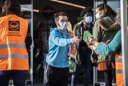 Bénévoles en place pour la réception des denrées alimentaires, pour la collecte annuelle de la Banque Alimentaire, ici devant un magasin VIVAL à Ahetze au Pays basque. Cette année, une récolte de 663 Kg soit l'équivalent de 1300 repas pour cette première édition dans ce village basque. Action de la Banque Alimantaire à Ahetze au Pays basque. Banque Alimentaire de Bayonne et du Pays basque. C'est une chaîne de solidarité unique à l'initiative de Bernard Dandrel lancée en 1984.
Volunteers in place for the reception of foodstuffs, for the annual collection of the Food Bank, here in front of a VIVAL store in Ahetze in the Basque Country. This year, a harvest of 663 kg is the equivalent of 1300 meals for this first edition in this Basque village. Action of the Food Bank in Ahetze in the Basque Country. Food Bank of Bayonne and the Basque Country. It is a unique solidarity chain at the initiative of Bernard Dandrel, launched in 1984.
Ahetze, Pays Basque, Nouvelle Aquitaine, New Aquitaine, Basque Country, Pyrénées Atlantiques, Sud Ouest, France, Europe.