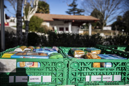 Réception des denrées alimentaires, pour la collecte annuelle de la Banque Alimentaire, ici devant un magasin VIVAL à Ahetze au Pays basque. Cette année, une récolte de 663 Kg soit l'équivalent de 1300 repas pour cette première édition dans ce village basque. Action de la Banque Alimantaire à Ahetze au Pays basque. Banque Alimentaire de Bayonne et du Pays basque. C'est une chaîne de solidarité unique à l'initiative de Bernard Dandrel lancée en 1984.
Reception of foodstuffs, for the annual collection of the Food Bank, here in front of a VIVAL store in Ahetze in the Basque Country. This year, a harvest of 663 kg is the equivalent of 1300 meals for this first edition in this Basque village. Action of the Food Bank in Ahetze in the Basque Country. Food Bank of Bayonne and the Basque Country. It is a unique solidarity chain at the initiative of Bernard Dandrel, launched in 1984.
Ahetze, Pays Basque, Nouvelle Aquitaine, New Aquitaine, Basque Country, Pyrénées Atlantiques, Sud Ouest, France, Europe.