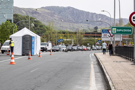 Controle de la Police française frontière franco-espagnole, suite à la mise en place d'un test PCR pour rentrer en espagne. Ici (photo) côté Pays basque français sur le pont international à Béhobie commune de Urrugne ( Pausu ) quartier d'Irun, dans la province du Guipuscoa dans la direction Espagne, Pays Basque Espagnol-France. Controles transfrontaliers, pandémie, covid 19, controles des frontières.
Control of the French border police between France and Spain, following the implementation of a PCR test to return to Spain. Here (photo) on the French Basque Country side on the international bridge in Béhobie commune de Urrugne (Pausu) district of Irun, in the province of Guipuscoa in the direction of Spain, Spanish Basque Country-France. Cross-border controls, pandemic, covid 19, border controls.
Irun, Gipuzkoa, Béhobie, Pays basque espagnol, 64 , Nouvelle Aquitaine, Pyrénées Atlantiques, Sud Ouest, France, Europe, New Aquitaine, Basque Country.
