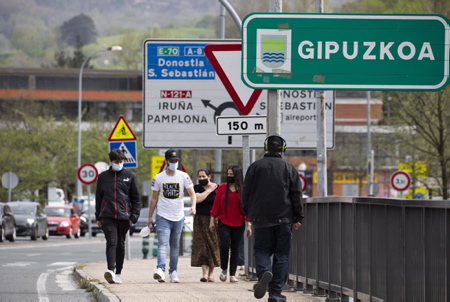Passage des ressortissants Français, basques et Espagnol qui traversent un pont à la frontière franco-espagnole, dans les deux sens, suite à la mise en place d'un test PCR pour rentrer en espagne. Ici (photo) côté Pays basque français sur le pont international à Béhobie commune de Urrugne ( Pausu ) quartier d'Irun, dans la province du Guipuscoa dans la direction Espagne, Pays Basque Espagnol-France. Pandémie, covid 19, controles des frontières.
Passage of the French, Basque and Spanish who cross a bridge at the Franco-Spanish border, in both directions, following the implementation of a PCR test to return to Spain. Here (photo) on the French Basque Country side on the international bridge in Béhobie commune de Urrugne (Pausu) district of Irun, in the province of Guipuscoa in the direction of Spain, Spanish Basque Country-France. Pandemic, covid 19, border controls.
Irun, Gipuzkoa, Béhobie, Pays basque espagnol, 64 , Nouvelle Aquitaine, Pyrénées Atlantiques, Sud Ouest, France, Europe, New Aquitaine, Basque Country.