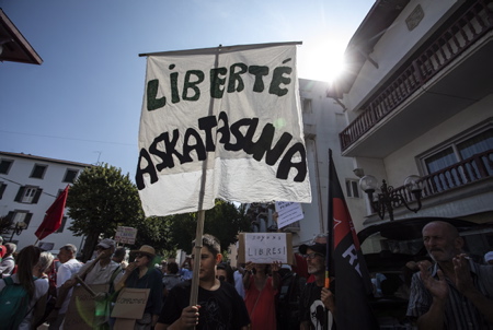Manifestation transfrontalière entre Hendaye, Pays basque français et Irun au Pays basque espagnol contre le PASS SANITAIRE le 4 septembre 2021, plus de 2000 manifestants entre Basques espagnol, espagnol et français, ( plus de Français ) se sont retouvés après leur départ de leur mairie respective sur le pont Saint-Jacques, points de passage transfrontalier entre Hendaye et Irun.
Cross-border demonstration between Hendaye, French Basque Country and Irun in the Spanish Basque Country against the SANITARY PASS on September 4, 2021, more than 2,000 demonstrators between Spanish, Spanish and French Basques, (more French people) met after leaving their respective town hall on the Saint-Jacques bridge, cross-border crossing points between Hendaye and Irun.
Hendaye, Irun, Pays basque, Côte basque, 64 , Nouvelle Aquitaine, Pyrénées Atlantiques, Sud Ouest, France, Europe. New Aquitaine, Basque Country.