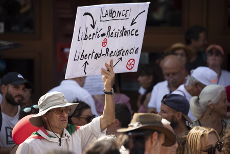 Manifestation transfrontalière entre Hendaye, Pays basque français et Irun au Pays basque espagnol contre le PASS SANITAIRE le 4 septembre 2021, plus de 2000 manifestants entre Basques espagnol, espagnol et français, ( plus de Français ) se sont retouvés après leur départ de leur mairie respective sur le pont Saint-Jacques, points de passage transfrontalier entre Hendaye et Irun.
Cross-border demonstration between Hendaye, French Basque Country and Irun in the Spanish Basque Country against the SANITARY PASS on September 4, 2021, more than 2,000 demonstrators between Spanish, Spanish and French Basques, (more French people) met after leaving their respective town hall on the Saint-Jacques bridge, cross-border crossing points between Hendaye and Irun.
Hendaye, Irun, Pays basque, Côte basque, 64 , Nouvelle Aquitaine, Pyrénées Atlantiques, Sud Ouest, France, Europe. New Aquitaine, Basque Country.