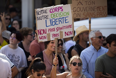 Manifestation transfrontalière entre Hendaye, Pays basque français et Irun au Pays basque espagnol contre le PASS SANITAIRE le 4 septembre 2021, plus de 2000 manifestants entre Basques espagnol, espagnol et français, ( plus de Français ) se sont retouvés après leur départ de leur mairie respective sur le pont Saint-Jacques, points de passage transfrontalier entre Hendaye et Irun.
Cross-border demonstration between Hendaye, French Basque Country and Irun in the Spanish Basque Country against the SANITARY PASS on September 4, 2021, more than 2,000 demonstrators between Spanish, Spanish and French Basques, (more French people) met after leaving their respective town hall on the Saint-Jacques bridge, cross-border crossing points between Hendaye and Irun.
Hendaye, Irun, Pays basque, Côte basque, 64 , Nouvelle Aquitaine, Pyrénées Atlantiques, Sud Ouest, France, Europe. New Aquitaine, Basque Country.