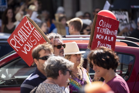 Manifestation transfrontalière entre Hendaye, Pays basque français et Irun au Pays basque espagnol contre le PASS SANITAIRE le 4 septembre 2021, plus de 2000 manifestants entre Basques espagnol, espagnol et français, ( plus de Français ) se sont retouvés après leur départ de leur mairie respective sur le pont Saint-Jacques, points de passage transfrontalier entre Hendaye et Irun.
Cross-border demonstration between Hendaye, French Basque Country and Irun in the Spanish Basque Country against the SANITARY PASS on September 4, 2021, more than 2,000 demonstrators between Spanish, Spanish and French Basques, (more French people) met after leaving their respective town hall on the Saint-Jacques bridge, cross-border crossing points between Hendaye and Irun.
Hendaye, Irun, Pays basque, Côte basque, 64 , Nouvelle Aquitaine, Pyrénées Atlantiques, Sud Ouest, France, Europe. New Aquitaine, Basque Country.