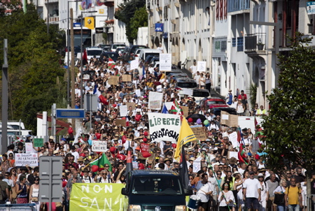 Manifestation transfrontalière entre Hendaye, Pays basque français et Irun au Pays basque espagnol contre le PASS SANITAIRE le 4 septembre 2021, plus de 2000 manifestants entre Basques espagnol, espagnol et français, ( plus de Français ) se sont retouvés après leur départ de leur mairie respective sur le pont Saint-Jacques, points de passage transfrontalier entre Hendaye et Irun.
Cross-border demonstration between Hendaye, French Basque Country and Irun in the Spanish Basque Country against the SANITARY PASS on September 4, 2021, more than 2,000 demonstrators between Spanish, Spanish and French Basques, (more French people) met after leaving their respective town hall on the Saint-Jacques bridge, cross-border crossing points between Hendaye and Irun.
Hendaye, Irun, Pays basque, Côte basque, 64 , Nouvelle Aquitaine, Pyrénées Atlantiques, Sud Ouest, France, Europe. New Aquitaine, Basque Country.