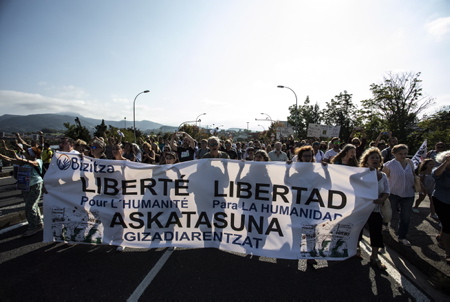 Rencontre entre Basque, Espagnol et Français sur le pont Saint Jacques lors de la manifestation transfrontalière entre Hendaye, Pays basque français et Irun au Pays basque espagnol contre le PASS SANITAIRE le 4 septembre 2021, plus de 2000 manifestants entre Basques espagnol, espagnol et français, ( plus de Français ) se sont retouvés après leur départ de leur mairie respective sur le pont Saint-Jacques, points de passage transfrontalier entre Hendaye et Irun.
Cross-border demonstration between Hendaye, French Basque Country and Irun in the Spanish Basque Country against the SANITARY PASS on September 4, 2021, more than 2,000 demonstrators between Spanish, Spanish and French Basques, (more French people) met after leaving their respective town hall on the Saint-Jacques bridge, cross-border crossing points between Hendaye and Irun.
Hendaye, Irun, Pays basque, Côte basque, 64 , Nouvelle Aquitaine, Pyrénées Atlantiques, Sud Ouest, France, Europe. New Aquitaine, Basque Country.