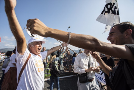 Le Dr Pascal Trotta acceuil les manifestants côté espagnol, Manifestation transfrontalière entre Hendaye, Pays basque français et Irun au Pays basque espagnol contre le PASS SANITAIRE le 4 septembre 2021, plus de 2000 manifestants entre Basques espagnol, espagnol et français, ( plus de Français ) se sont retouvées sur le pont Saint-Jacques, points de passage transfrontalier entre Hendaye et Irun.
Dr Pascal Trotta welcomes the demonstrators on the Spanish side, Cross-border demonstration between Hendaye, French Basque Country and Irun in the Spanish Basque Country against the SANITARY PASS on September 4, 2021, more than 2000 demonstrators between Spanish, Spanish and French Basques, (more French) met again on the Saint-Jacques bridge, cross-border crossing points between Hendaye and Irun.
Hendaye, Irun, Pays basque, Côte basque, 64 , Nouvelle Aquitaine, Pyrénées Atlantiques, Sud Ouest, France, Europe. New Aquitaine, Basque Country.