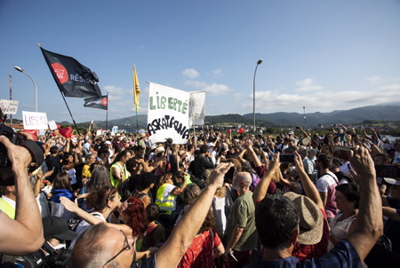 Rencontre entre Basque, Espagnol et Français sur le pont Saint Jacques lors de la manifestation transfrontalière entre Hendaye, Pays basque français et Irun au Pays basque espagnol contre le PASS SANITAIRE le 4 septembre 2021, plus de 2000 manifestants entre Basques espagnol, espagnol et français, ( plus de Français ) se sont retouvés après leur départ de leur mairie respective sur le pont Saint-Jacques, points de passage transfrontalier entre Hendaye et Irun.
Cross-border demonstration between Hendaye, French Basque Country and Irun in the Spanish Basque Country against the SANITARY PASS on September 4, 2021, more than 2,000 demonstrators between Spanish, Spanish and French Basques, (more French people) met after leaving their respective town hall on the Saint-Jacques bridge, cross-border crossing points between Hendaye and Irun.
Hendaye, Irun, Pays basque, Côte basque, 64 , Nouvelle Aquitaine, Pyrénées Atlantiques, Sud Ouest, France, Europe. New Aquitaine, Basque Country.