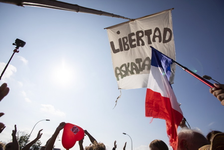 Drapeau Français et Banderole basque et espagnoles LIBERTAD et ASKATASUNA lors de la Manifestation transfrontalière entre Hendaye, Pays basque français et Irun au Pays basque espagnol contre le PASS SANITAIRE le 4 septembre 2021, plus de 2000 manifestants entre Basques espagnol, espagnol et français, ( plus de Français ) se sont retouvés après leur départ de leur mairie respective sur le pont Saint-Jacques, points de passage transfrontalier entre Hendaye et Irun.
French Flag and Basque and Spanish Banderole LIBERTAD and ASKATASUNA during the Cross-border Demonstration between Hendaye, French Basque Country and Irun in the Spanish Basque Country against the PASS SANITAIRE on September 4, 2021, more than 2000 demonstrators between Spanish, Spanish and French Basques, (more of French) met again after leaving their respective town hall on the Saint-Jacques bridge, cross-border crossing points between Hendaye and Irun.
Hendaye, Irun, Pays basque, Côte basque, 64 , Nouvelle Aquitaine, Pyrénées Atlantiques, Sud Ouest, France, Europe. New Aquitaine, Basque Country.