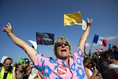 Un manifestant anti PASS SANITAIRE avec une chemise à fleur rose et bleu, chemise Hawaienne lève les bras en l'air , Rencontre entre Basque, Espagnol et Français sur le pont Saint Jacques lors de la manifestation transfrontalière entre Hendaye, Pays basque français et Irun au Pays basque espagnol contre le PASS SANITAIRE le 4 septembre 2021, plus de 2000 manifestants entre Basques espagnol, espagnol et français, ( plus de Français ) se sont retouvés après leur départ de leur mairie respective sur le pont Saint-Jacques, points de passage transfrontalier entre Hendaye et Irun.
An anti PASS SANITAIRE protester with a pink and blue flowered shirt, Hawaiian shirt raises his arms in the air, Meeting between Basque, Spanish and French on the Saint Jacques bridge during the cross-border demonstration between Hendaye, French Basque Country and Irun in Spanish Basque Country against the SANITARY PASS On September 4, 2021, more than 2000 demonstrators between Spanish, Spanish and French Basques (more French) met after their departure from their respective town hall on the Saint-Jacques bridge, cross-border crossing points between Hendaye and Irun.
Hendaye, Irun, Pays basque, Côte basque, 64 , Nouvelle Aquitaine, Pyrénées Atlantiques, Sud Ouest, France, Europe. New Aquitaine, Basque Country.