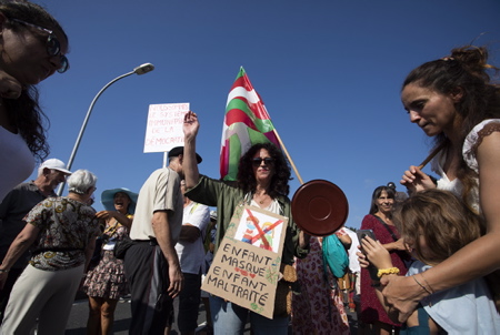 Une femme avec une pancarte " Enfant Masqué Enfants Maltraité lors de la Manifestation transfrontalière entre Hendaye, Pays basque français et Irun au Pays basque espagnol contre le PASS SANITAIRE le 4 septembre 2021, plus de 2000 manifestants entre Basques espagnol, espagnol et français, ( plus de Français ) se sont retouvés après leur départ de leur mairie respective sur le pont Saint-Jacques, points de passage transfrontalier entre Hendaye et Irun.
A woman with a sign "Masked Child Maltreated Children during the Cross-border Demonstration between Hendaye, French Basque Country and Irun in the Spanish Basque Country against the SANITARY PASS on September 4, 2021, more than 2000 demonstrators between Spanish, Spanish and French Basques, (more of French) met again after leaving their respective town hall on the Saint-Jacques bridge, cross-border crossing points between Hendaye and Irun.
Hendaye, Irun, Pays basque, Côte basque, 64 , Nouvelle Aquitaine, Pyrénées Atlantiques, Sud Ouest, France, Europe. New Aquitaine, Basque Country.