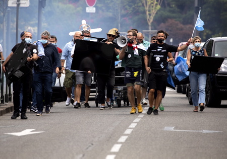 Le collectif les cafetiers en colère (Kasu Kasu ostatalariak kexu ) EN BASQUE, ici en action symbolique vers et devant devant la sous-préfecture de Bayonne au Pays basque le  vendredi 11 juin 2021, avec le dépot de vieux écrans de télévision cathodiques .Ceci en réaction à larrêté préfectoral qui interdit la diffusion sur écran du match de rugby de barrage entre le Biarritz Olympique Pays basque et lAviron Bayonnais du 12 juin 2021. LUmih (Union des métiers et des industries de l'hôtellerie) lui  a affiché son mécontentement dans un communiqué. 

The collective angry cafetiers (Kasu Kasu ostatalariak kexu) IN BASQUE, here in symbolic action towards and in front of the sub-prefecture of Bayonne in the Basque Country on Friday June 11, 2021, with the deposit of old cathode-ray television screens. reaction to the prefectural decree which prohibits the broadcast on screen of the play-off rugby match between the Biarritz Olympique Pays Basque and the Aviron Bayonnais of June 12, 2021. The Umih (Union of trades and hospitality industries) him posted his dissatisfaction in a statement.

Bayonne, Pays basque, Nouvelle-Aquitaine, New-Aquitaine, Pyrénées-Atlantiques, Pays Basque, Europe, France.