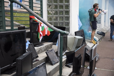 XINA du Café des Pyrénées (photo) et du collectif les cafetiers en colère (Kasu Kasu ostatalariak kexu ) EN BASQUE, ici en action symbolique vers et devant devant la sous-préfecture de Bayonne au Pays basque le  vendredi 11 juin 2021, avec le dépot de vieux écrans de télévision cathodiques .Ceci en réaction à larrêté préfectoral qui interdit la diffusion sur écran du match de rugby de barrage entre le Biarritz Olympique Pays basque et lAviron Bayonnais du 12 juin 2021. LUmih (Union des métiers et des industries de l'hôtellerie) lui  a affiché son mécontentement dans un communiqué. 

XINA from Café des Pyrénées (photo) The collective angry cafetiers (Kasu Kasu ostatalariak kexu) IN BASQUE, here in symbolic action towards and in front of the sub-prefecture of Bayonne in the Basque Country on Friday June 11, 2021, with the deposit of old cathode-ray television screens. reaction to the prefectural decree which prohibits the broadcast on screen of the play-off rugby match between the Biarritz Olympique Pays Basque and the Aviron Bayonnais of June 12, 2021. The Umih (Union of trades and hospitality industries) him posted his dissatisfaction in a statement.

Bayonne, Pays basque, Nouvelle-Aquitaine, New-Aquitaine, Pyrénées-Atlantiques, Pays Basque, Europe, France.