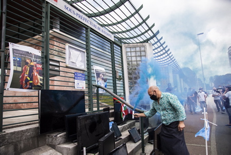 Le collectif les cafetiers en colère (Kasu Kasu ostatalariak kexu ) EN BASQUE, ici en action symbolique vers et devant devant la sous-préfecture de Bayonne au Pays basque le  vendredi 11 juin 2021, avec le dépot de vieux écrans de télévision cathodiques .Ceci en réaction à larrêté préfectoral qui interdit la diffusion sur écran du match de rugby de barrage entre le Biarritz Olympique Pays basque et lAviron Bayonnais du 12 juin 2021. LUmih (Union des métiers et des industries de l'hôtellerie) lui  a affiché son mécontentement dans un communiqué. 

The collective angry cafetiers (Kasu Kasu ostatalariak kexu) IN BASQUE, here in symbolic action towards and in front of the sub-prefecture of Bayonne in the Basque Country on Friday June 11, 2021, with the deposit of old cathode-ray television screens. reaction to the prefectural decree which prohibits the broadcast on screen of the play-off rugby match between the Biarritz Olympique Pays Basque and the Aviron Bayonnais of June 12, 2021. The Umih (Union of trades and hospitality industries) him posted his dissatisfaction in a statement.

Bayonne, Pays basque, Nouvelle-Aquitaine, New-Aquitaine, Pyrénées-Atlantiques, Pays Basque, Europe, France.