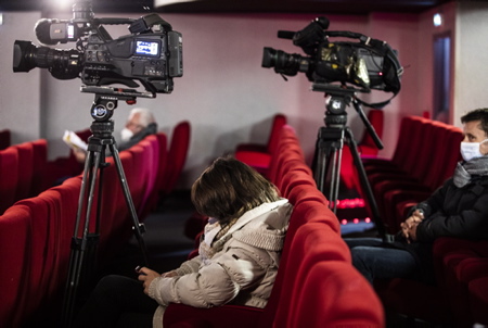 Caméras, médias et journaliste avec des masques de protection, lors de la conference de presse du FIPADOC 2021 au cinéma LE ROYAL le 08 janvier 2021. Le FIPADOC aura bien lieu, l'équipe y travaille avec la mairie de Biarritz pour des éventuelles projections du 10 au 14 mars. Sans possibilité de réalisées celles-ci, une option en avril serait possible en fonction si la pandémie du coronavirus, covid-19 et les conditions sanitaires le permettent.
Cameras, media and journalist with protective masks,during the FIPADOC 2021 press conference at LE ROYAL cinema on January 08, 2021. FIPADOC will take place, the team is working with the town hall of Biarritz for possible screenings from March 10 to 14. Without the possibility of carrying out these, an option in April would be possible depending on whether the pandemic of the coronavirus, covid-19 and the sanitary conditions allow it.
Biarritz, Pays basque, 64 , Nouvelle Aquitaine, Pyrénées Atlantiques, Sud Ouest, France, Europe.
New Aquitaine, Basque Country.