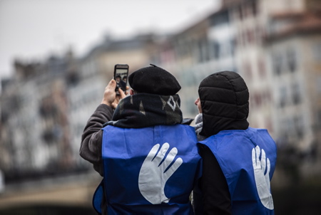 Un couple fait un selfie lors de la manifestation et appel de BAKE BIDEA et des ARTISANTS DE LA PAIX, pour la réalisation d'une chaine humaine lumineuse ORAIN PRESOAK, maintenant les prisonnier en Euskara, la langue basque le 09 janvier 2020 au Pays basque à Bayonne. Un peu plus de 2000 personnes étaient présentes malgrès le froid.
A couple makes a selfie during the demonstration and appeal of BAKE BIDEA and the ARTISANTS OF PEACE, for the realization of a luminous human chain ORAIN PRESOAK, now prisoners in Euskara, the Basque language on January 09, 2020 in the Basque Country in Bayonne. A little over 2,000 people were present despite the cold.
Bayonne, Pays basque, 64 , Nouvelle Aquitaine, Pyrénées Atlantiques, Sud Ouest, France, Europe.
New Aquitaine, Basque Country.