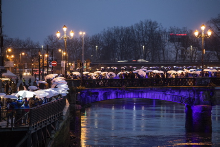 2000 personnes à Bayonne lors de l' appel de BAKE BIDEA et des ARTISANTS DE LA PAIX, pour la réalisation d'une chaine humaine lumineuse ORAIN PRESOAK, maintenant les prisonnier en Euskara, la langue basque le 09 janvier 2020 au Pays basque à Bayonne.
2000 people in Bayonne during the call of BAKE BIDEA and ARTISANTS DE LA PAIX, for the realization of a luminous human chain ORAIN PRESOAK, now prisoners in Euskara, the Basque language on January 9, 2020 in the Basque Country in Bayonne.
Bayonne, Pays basque, 64 , Nouvelle Aquitaine, Pyrénées Atlantiques, Sud Ouest, France, Europe.
New Aquitaine, Basque Country.