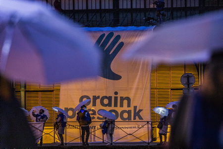 2000 personnes à Bayonne lors de l' appel de BAKE BIDEA et des ARTISANTS DE LA PAIX, pour la réalisation d'une chaine humaine lumineuse ORAIN PRESOAK, maintenant les prisonnier en Euskara, la langue basque le 09 janvier 2020 au Pays basque à Bayonne.
2000 people in Bayonne during the call of BAKE BIDEA and ARTISANTS DE LA PAIX, for the realization of a luminous human chain ORAIN PRESOAK, now prisoners in Euskara, the Basque language on January 9, 2020 in the Basque Country in Bayonne.
Bayonne, Pays basque, 64 , Nouvelle Aquitaine, Pyrénées Atlantiques, Sud Ouest, France, Europe.
New Aquitaine, Basque Country.
