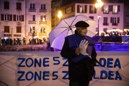 2000 personnes à Bayonne lors de l' appel de BAKE BIDEA et des ARTISANTS DE LA PAIX, pour la réalisation d'une chaine humaine lumineuse ORAIN PRESOAK, maintenant les prisonnier en Euskara, la langue basque le 09 janvier 2020 au Pays basque à Bayonne.
2000 people in Bayonne during the call of BAKE BIDEA and ARTISANTS DE LA PAIX, for the realization of a luminous human chain ORAIN PRESOAK, now prisoners in Euskara, the Basque language on January 9, 2020 in the Basque Country in Bayonne.
Bayonne, Pays basque, 64 , Nouvelle Aquitaine, Pyrénées Atlantiques, Sud Ouest, France, Europe.
New Aquitaine, Basque Country.
