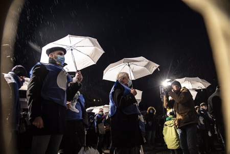 Elues et Elus du Pays basque avec leur parapluies blancs symbolisant la lumière (ARGI) au centre Michel Veunac ancien maire de Biarritz photographié par l'artiste plasticien ZIGOR, lors de la chaine humaine à Bayonne. 2000 personnes à Bayonne lors de l' appel de BAKE BIDEA et des ARTISANTS DE LA PAIX, pour la réalisation d'une chaine humaine lumineuse ORAIN PRESOAK, maintenant les prisonnier en Euskara, la langue basque le 09 janvier 2020 au Pays basque à Bayonne.
Elected and Elected of the Basque Country with their white umbrellas symbolizing light (ARGI) at the Michel Veunac center, former mayor of Biarritz photographed by the plastic artist ZIGOR, during the human chain in Bayonne. 2000 people in Bayonne during the call of BAKE BIDEA and ARTISANTS DE LA PAIX, for the realization of a luminous human chain ORAIN PRESOAK, now prisoners in Euskara, the Basque language on January 9, 2020 in the Basque Country in Bayonne.
Bayonne, Pays basque, 64 , Nouvelle Aquitaine, Pyrénées Atlantiques, Sud Ouest, France, Europe.
New Aquitaine, Basque Country.