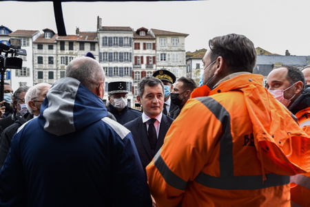 Visite du Ministre de l'Intérieur Gérald Darmanin, à Bayonne le 14 décembre 2021, suite aux inondations dans plusieurs départements dont les Pyrénées-Atlantiques.

Visit of the Minister of the Interior Gérald Darmanin, in Bayonne on December 14, 2021, following the floods in several departments including the Pyrénées-Atlantiques.

Bayonne, Pays basque, 64 , Nouvelle Aquitaine, Pyrénées Atlantiques, Sud Ouest, France, Europe.
New Aquitaine, Basque Country.