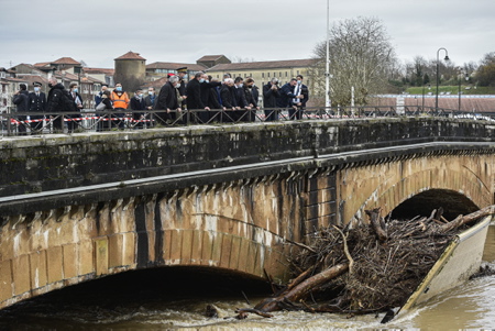 Visite du Ministre de l'Intérieur Gérald Darmanin, à Bayonne le 14 décembre 2021, suite aux inondations dans plusieurs départements dont les Pyrénées-Atlantiques.

Visit of the Minister of the Interior Gérald Darmanin, in Bayonne on December 14, 2021, following the floods in several departments including the Pyrénées-Atlantiques.

Bayonne, Pays basque, 64 , Nouvelle Aquitaine, Pyrénées Atlantiques, Sud Ouest, France, Europe.
New Aquitaine, Basque Country.