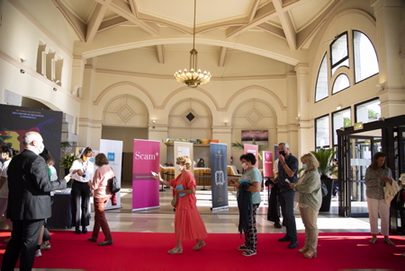 Festival du FIPADOC de Biarritz le 12 juin 2021, tapis rouge pour les festivaliers masqués, rentrent dans la grande salle de l'Atalaya de la gare du midi pour la soirée d'ouverture du festival.
Biarritz FIPADOC Festival on June 12, 2021, red carpet for masked festival-goers, enter the large hall of the Atalaya at the Gare du Midi for the opening night of the festival.
Biarritz, Pays basque, Nouvelle-Aquitaine, New-Aquitaine, Pyrénées-Atlantiques, Pays Basque, Europe, France.