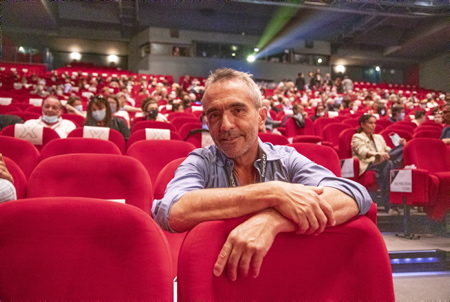 Le réalisateur de Philippe Béziat INDES GALANTES à Biarritz le 12 juin 2021, lors de l'édition du FIPADOC 2021 et de la soirée d'ouverture du festival à la gare du midi.
The director of Philippe Béziat INDES GALANTES in Biarritz on June 12, 2021, during the edition of FIPADOC 2021 and the opening night of the festival at the station noon.
Biarritz, Pays basque, Nouvelle-Aquitaine, New-Aquitaine, Pyrénées-Atlantiques, Pays Basque, Europe, France.
