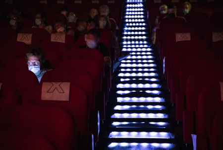 Festivaliers et spectateur sous le masque, projection en salle de cinéma, film documentaire INDES GALANTES lors Festival du FIPADOC de Biarritz le 12 juin 2021, lors de la soirée d'ouverture du festival à la gare du midi. Application des règles sanitaires et controles dans le cadre du covid-19, coronavirus.
Festival-goers and spectator under the mask, screening in the cinema, documentary film INDES GALANTES during the FIPADOC Biarritz Festival on June 12, 2021, during the opening night of the festival at the Gare du Midi. Application of health rules and controls in the context of covid-19, coronavirus.
Biarritz, Pays basque, Nouvelle-Aquitaine, New-Aquitaine, Pyrénées-Atlantiques, Pays Basque, Europe, France.