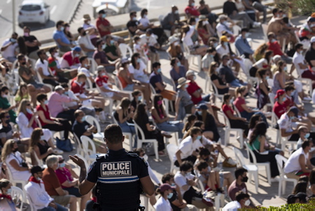 Un policier menace et montre du doigt une personne ne portant pas le masque et lui fait le geste d'une sanction. Fan Zone sous haute surveillance par la police municipale de la ville de Biarritz au bord de l'océan, Derby Aviron Bayonnais , Biarritz Olympique Pays Basque, Biarritz sortira vainqueur par tir au but 6-6 et 6-5.
A police officer threatens and points to a person not wearing the mask and gives him the gesture of a sanction. Fan Zone under close surveillance by the municipal police of the city of Biarritz at the edge of the ocean, Derby Aviron Bayonnais, Biarritz Olympique Basque Country, Biarritz will emerge victorious by shooting 6-6 and 6-5.
Biarritz, Pays basque, Nouvelle-Aquitaine, New-Aquitaine, Pyrénées-Atlantiques, Pays Basque, Europe, France.
