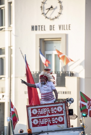 Géronimo, (Robert Rabagny ) l'ancienne mascotte du BOPB, présent au match grâce au président de Bayonne et bien sur dans les rues de Biarritz ( photo ).Sortie de la FAN ZONE, Les Fans du BOPB, Biarritz Olympique Pays Basque apres ce derby, heureux de leur victoire, de la relegation de l'AVIRON BAYONNAIS en pro D2 et du passage de leur équipe en TOP14 .Derby Aviron Bayonnais , Biarritz Olympique Pays Basque, Biarritz sortira vainqueur par tir au but 6-6 et 6-5.
Exit from the fan zone The Fans of Biarritz Olympique Pays Basque, after this derby, happy with their victory, the relegation of the 'AVIRON BAYONNAIS in pro D2 and the passage of their team in TOP14. Derby Aviron Bayonnais, Biarritz Olympique Pays Basque, Biarritz will emerge victorious by shooting 6-6 and 6-5.
Biarritz, Pays basque, Nouvelle-Aquitaine, New-Aquitaine, Pyrénées-Atlantiques, Pays Basque, Europe, France.