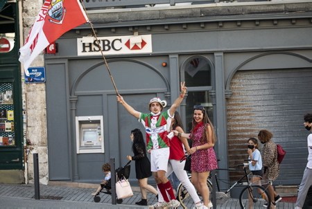 Les Fans du BOPB, Biarritz Olympique Pays Basque apres ce derby, heureux de leur victoire, de la relegation de l'AVIRON BAYONNAIS en pro D2 et du passage de leur équipe en TOP14 .Derby Aviron Bayonnais , Biarritz Olympique Pays Basque, Biarritz sortira vainqueur par tir au but 6-6 et 6-5.
The Fans of Biarritz Olympique Pays Basque, after this derby, happy with their victory, the relegation of the 'AVIRON BAYONNAIS in pro D2 and the passage of their team in TOP14. Derby Aviron Bayonnais, Biarritz Olympique Pays Basque, Biarritz will emerge victorious by shooting 6-6 and 6-5.
Biarritz, Pays basque, Nouvelle-Aquitaine, New-Aquitaine, Pyrénées-Atlantiques, Pays Basque, Europe, France.