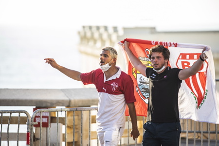 Les Fans du BOPB, Biarritz Olympique Pays Basque apres ce derby, heureux de leur victoire, de la relegation de l'AVIRON BAYONNAIS en pro D2 et du passage de leur équipe en TOP14 .Derby Aviron Bayonnais , Biarritz Olympique Pays Basque, Biarritz sortira vainqueur par tir au but 6-6 et 6-5.
The Fans of Biarritz Olympique Pays Basque, after this derby, happy with their victory, the relegation of the 'AVIRON BAYONNAIS in pro D2 and the passage of their team in TOP14. Derby Aviron Bayonnais, Biarritz Olympique Pays Basque, Biarritz will emerge victorious by shooting 6-6 and 6-5.
Biarritz, Pays basque, Nouvelle-Aquitaine, New-Aquitaine, Pyrénées-Atlantiques, Pays Basque, Europe, France.