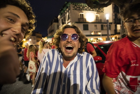 Un FAN de l'Aviron Bayonnais, perdu dans dans une meute rouge et blanche dans le quartier des halles de Biarritz. Invasion par les Fans du BOPB Biarritz Olympique Pays basque du quatier des Hallles, la police municipale doit bloquer le quartier pour stopper l'afflux des Festayres le 12 juin 2021. Les Fans apres ce derby, heureux de leur victoire, de la relegation de l'AVIRON BAYONNAIS en pro D2 et du passage de leur équipe en TOP14 .Derby Aviron Bayonnais , Biarritz Olympique Pays Basque, Biarritz sortira vainqueur par tir au but 6-6 et 6-5.
A FAN of Aviron Bayonnais, lost in a red and white pack in the halles district of Biarritz. Invasion by the Fans of the BOPB Biarritz Olympique Basque country of the district of Hallles, the municipal police must block the district to stop the influx of Festayres on June 12, 2021. The Fans after this derby, happy with their victory, the relegation of the 'AVIRON BAYONNAIS in pro D2 and the passage of their team in TOP14. Derby Aviron Bayonnais, Biarritz Olympique Pays Basque, Biarritz will emerge victorious by shooting 6-6 and 6-5.
Biarritz, Pays basque, Nouvelle-Aquitaine, New-Aquitaine, Pyrénées-Atlantiques, Pays Basque, Europe, France.