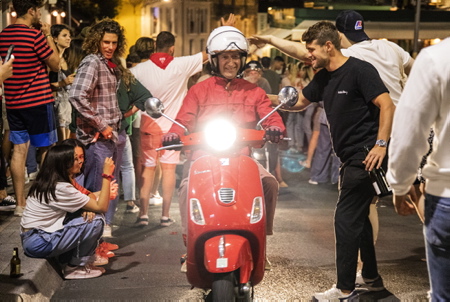 Invasion par les Fans du BOPB Biarritz Olympique Pays basque du quatier des Hallles, la police municipale doit bloquer le quartier pour stopper l'afflux des Festayres le 12 juin 2021. Les Fans apres ce derby, heureux de leur victoire, de la relegation de l'AVIRON BAYONNAIS en pro D2 et du passage de leur équipe en TOP14 .Derby Aviron Bayonnais , Biarritz Olympique Pays Basque, Biarritz sortira vainqueur par tir au but 6-6 et 6-5.
Invasion by the Fans of the BOPB Biarritz Olympique Basque country of the district of Hallles, the municipal police must block the district to stop the influx of Festayres on June 12, 2021. The Fans after this derby, happy with their victory, the relegation of the 'AVIRON BAYONNAIS in pro D2 and the passage of their team in TOP14. Derby Aviron Bayonnais, Biarritz Olympique Pays Basque, Biarritz will emerge victorious by shooting 6-6 and 6-5.
Biarritz, Pays basque, Nouvelle-Aquitaine, New-Aquitaine, Pyrénées-Atlantiques, Pays Basque, Europe, France.