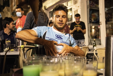 Un FAN de l'Aviron Bayonnais, perdu dans dans une meute rouge et blanche dans le quartier des halles de Biarritz. Invasion par les Fans du BOPB Biarritz Olympique Pays basque du quatier des Hallles, la police municipale doit bloquer le quartier pour stopper l'afflux des Festayres le 12 juin 2021. Les Fans apres ce derby, heureux de leur victoire, de la relegation de l'AVIRON BAYONNAIS en pro D2 et du passage de leur équipe en TOP14 .Derby Aviron Bayonnais , Biarritz Olympique Pays Basque, Biarritz sortira vainqueur par tir au but 6-6 et 6-5.
A FAN of Aviron Bayonnais, lost in a red and white pack in the halles district of Biarritz. Invasion by the Fans of the BOPB Biarritz Olympique Basque country of the district of Hallles, the municipal police must block the district to stop the influx of Festayres on June 12, 2021. The Fans after this derby, happy with their victory, the relegation of the 'AVIRON BAYONNAIS in pro D2 and the passage of their team in TOP14. Derby Aviron Bayonnais, Biarritz Olympique Pays Basque, Biarritz will emerge victorious by shooting 6-6 and 6-5.
Biarritz, Pays basque, Nouvelle-Aquitaine, New-Aquitaine, Pyrénées-Atlantiques, Pays Basque, Europe, France.
