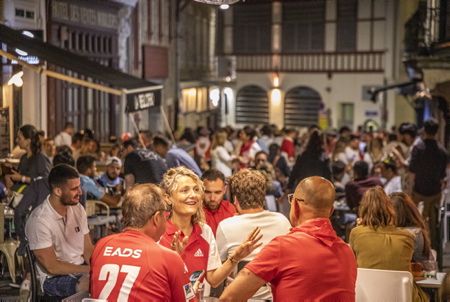 Invasion par les Fans du BOPB Biarritz Olympique Pays basque du quatier des Hallles, la police municipale doit bloquer le quartier pour stopper l'afflux des Festayres le 12 juin 2021. Les Fans apres ce derby, heureux de leur victoire, de la relegation de l'AVIRON BAYONNAIS en pro D2 et du passage de leur équipe en TOP14 .Derby Aviron Bayonnais , Biarritz Olympique Pays Basque, Biarritz sortira vainqueur par tir au but 6-6 et 6-5.
Invasion by the Fans of the BOPB Biarritz Olympique Basque country of the district of Hallles, the municipal police must block the district to stop the influx of Festayres on June 12, 2021. The Fans after this derby, happy with their victory, the relegation of the 'AVIRON BAYONNAIS in pro D2 and the passage of their team in TOP14. Derby Aviron Bayonnais, Biarritz Olympique Pays Basque, Biarritz will emerge victorious by shooting 6-6 and 6-5.
Biarritz, Pays basque, Nouvelle-Aquitaine, New-Aquitaine, Pyrénées-Atlantiques, Pays Basque, Europe, France.