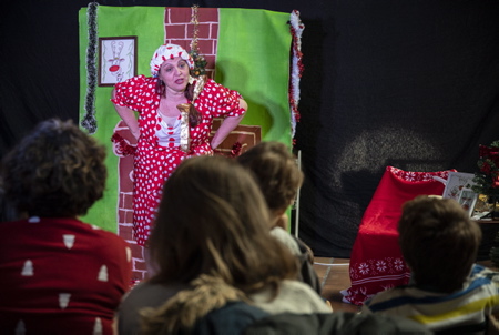 Hélène Demé Elzévir, presente son premier spectacle pour enfants "La Mère Noël part en tournée".Ici à l'Open Gare de Biarritz, ( Mère Noël en a un peu marre que ce soit toujours Père Noël qui ramasse toute la gloire de Noël alors qu'elle travaille si dur ! ).
Hélène Demé Elzévir, presents her first children's show "Mother Christmas leaves on tour". Here at the Open Station of Biarritz, (Mother Christmas is a little fed up that it is always Father Christmas who collects all the glory of Christmas then how hard she works!).
Biarritz, Pays basque, 64 , Nouvelle Aquitaine, Pyrénées Atlantiques, Sud Ouest, France, Europe.
New Aquitaine, Basque Country.