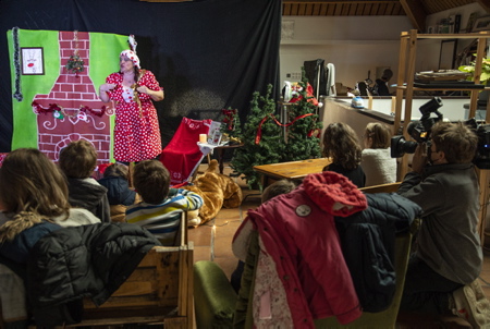 Hélène Demé Elzévir, presente son premier spectacle pour enfants "La Mère Noël part en tournée".Ici à l'Open Gare de Biarritz, ( Mère Noël en a un peu marre que ce soit toujours Père Noël qui ramasse toute la gloire de Noël alors qu'elle travaille si dur ! ).
Hélène Demé Elzévir, presents her first children's show "Mother Christmas leaves on tour". Here at the Open Station of Biarritz, (Mother Christmas is a little fed up that it is always Father Christmas who collects all the glory of Christmas then how hard she works!).
Biarritz, Pays basque, 64 , Nouvelle Aquitaine, Pyrénées Atlantiques, Sud Ouest, France, Europe.
New Aquitaine, Basque Country.
