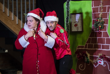 Hélène Demé Elzévir, presente son premier spectacle pour enfants "La Mère Noël part en tournée".Ici à l'Open Gare de Biarritz, ( Mère Noël en a un peu marre que ce soit toujours Père Noël qui ramasse toute la gloire de Noël alors qu'elle travaille si dur ! ).
Hélène Demé Elzévir, presents her first children's show "Mother Christmas leaves on tour". Here at the Open Station of Biarritz, (Mother Christmas is a little fed up that it is always Father Christmas who collects all the glory of Christmas then how hard she works!).
Biarritz, Pays basque, 64 , Nouvelle Aquitaine, Pyrénées Atlantiques, Sud Ouest, France, Europe.
New Aquitaine, Basque Country.