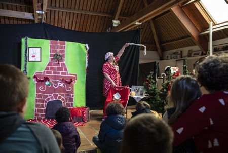 Hélène Demé Elzévir, presente son premier spectacle pour enfants "La Mère Noël part en tournée".Ici à l'Open Gare de Biarritz, ( Mère Noël en a un peu marre que ce soit toujours Père Noël qui ramasse toute la gloire de Noël alors qu'elle travaille si dur ! ).
Hélène Demé Elzévir, presents her first children's show "Mother Christmas leaves on tour". Here at the Open Station of Biarritz, (Mother Christmas is a little fed up that it is always Father Christmas who collects all the glory of Christmas then how hard she works!).
Biarritz, Pays basque, 64 , Nouvelle Aquitaine, Pyrénées Atlantiques, Sud Ouest, France, Europe.
New Aquitaine, Basque Country.