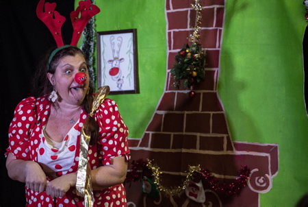 Hélène Demé Elzévir, presente son premier spectacle pour enfants "La Mère Noël part en tournée".Ici à l'Open Gare de Biarritz, ( Mère Noël en a un peu marre que ce soit toujours Père Noël qui ramasse toute la gloire de Noël alors qu'elle travaille si dur ! ).
Hélène Demé Elzévir, presents her first children's show "Mother Christmas leaves on tour". Here at the Open Station of Biarritz, (Mother Christmas is a little fed up that it is always Father Christmas who collects all the glory of Christmas then how hard she works!).
Biarritz, Pays basque, 64 , Nouvelle Aquitaine, Pyrénées Atlantiques, Sud Ouest, France, Europe.
New Aquitaine, Basque Country.