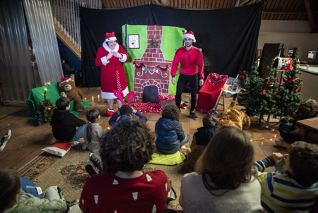 Hélène Demé Elzévir, presente son premier spectacle pour enfants "La Mère Noël part en tournée".Ici à l'Open Gare de Biarritz, ( Mère Noël en a un peu marre que ce soit toujours Père Noël qui ramasse toute la gloire de Noël alors qu'elle travaille si dur ! ).
Hélène Demé Elzévir, presents her first children's show "Mother Christmas leaves on tour". Here at the Open Station of Biarritz, (Mother Christmas is a little fed up that it is always Father Christmas who collects all the glory of Christmas then how hard she works!).
Biarritz, Pays basque, 64 , Nouvelle Aquitaine, Pyrénées Atlantiques, Sud Ouest, France, Europe.
New Aquitaine, Basque Country.
