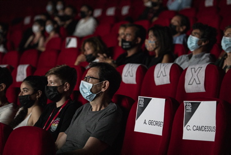 La grande salle de l'Atalaya de la gare du midi avec son public masqué dans le cadre des règles sanitaire du coronavirus, covid-19 lors de la soirée de clôture du festival FIPADOC 2021 de Biarritz au Pays basque dans le gare du midi.
The large hall of the Atalaya at the Gare du Midi with its audience masked under the health rules of the coronavirus, covid-19 during the closing evening of the FIPADOC 2021 festival in Biarritz in the Basque Country in the Gare du Midi.
Biarritz, Pays basque, Nouvelle-Aquitaine, New-Aquitaine, Pyrénées-Atlantiques, Pays Basque, Europe, France.
