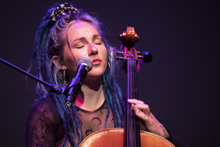 Le groupe L.E.J pour, Lucie, Elisa et Juliette trio musical de chant, percussion et violoncelle lors de la soirée de clôture du festival FIPADOC 2021 de Biarritz au Pays basque dans le gare du midi.
The group L.E.J pour, Lucie, Elisa and Juliette musical trio of singing, percussion and cello during the closing evening of the FIPADOC 2021 festival in Biarritz in the Basque Country in the Gare du Midi.
Biarritz, Pays basque, Nouvelle-Aquitaine, New-Aquitaine, Pyrénées-Atlantiques, Pays Basque, Europe, France.